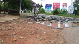 Tak Diperhatikan Pemkot Metro,Warga Timbun Jalan Secara Swadaya