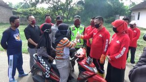 Cegah Corona, Aparat dan Karang Taruna Desa Negara Ratu Natar, Bagikan 10 Ribu Masker Gratis