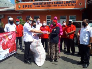 Koni Bandarlampung Salurkan Bantuan 100 APD dan 5 Ribu Masker