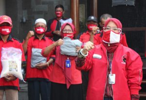PDIP Salurkan 2 Ton Beras Ke Warga Terdampak Corona