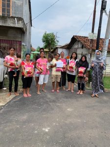 ‘Bebay Waway” Bagikan 150 Karung Beras Untuk Warga Terdampak Corona