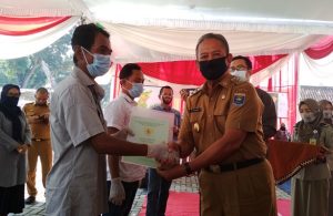 Wakil Walikota Metro Serahkan 50 Sertifikat