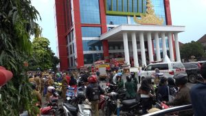 Ratusan ASN dan Warga Berhamburan Keluar dari Kantor Pemkot Bandarlampung, Ini Penyebabnya