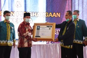 Unila Berikan Penghargaan Dana Wira Utama Anugrah kepada Walikota Herman HN