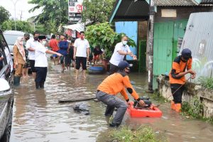 Tinjau Banjir, Walikota Herman HN Kerahkan Puluhan Petugas BPBD