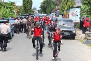 Ana-Fritz Bersepeda Mendaftar Di KPU Metro