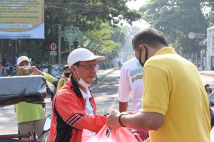 Abdy Berikan Ratusan Nasi Kotak Pada Jumat Berkah
