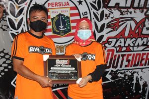 Anna Terima Penghargaan Dari Supporter Bola Metro