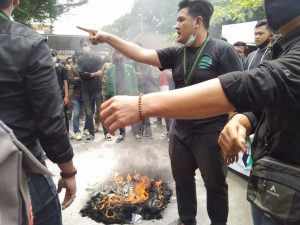 Mahasiswa Demo Bakar Ban Hingga Dorong-Dorongan