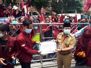 Temui Pendemo, Walikota Herman HN Sampaikan Surat Pernyataan Didepan Mahasiswa, Ini Point-Pointnya