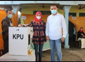 Anna Bersama Suami Salurkan Suara di TPS 11 Ganjar Agung
