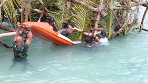 Brigrif 4 Marinir/BS Bangun Rumpon Tradisional Bantu Nelayan Legundi Bangkit dari Pandemi