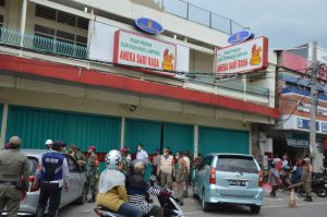 Langgar Prokes, Satgas Penanganan Covid-19 Segel Toko Oleh-Oleh di Bandar Lampung