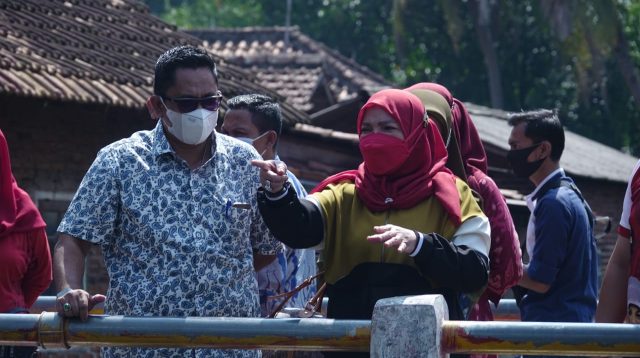 Walikota Bandarlampung, Eva Dwiana saat meninjau pelaksanaan Gerebek Sungai, Jumat (19/3). FOTO. IST