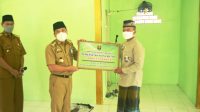 Walikota Serahkan Bantuan Di Musholla Al Muttaqqien