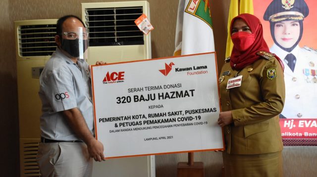 BANTUAN. Walikota Bandarlampung, Eva Dwiana menerima bantuan baju hazmat dari ACE Hardware MBK Bandarlampung, pada Senin (19/4), bertempat diruang rapat walikota. FOTO. DOK