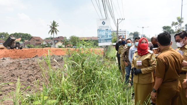 TINJAU. Walikota Bandarlampung, Eva Dwiana saat meninjau lokasi pembangunan Living Plaza yang ada di Kecamatan Rajabasa. FOTO. DOK