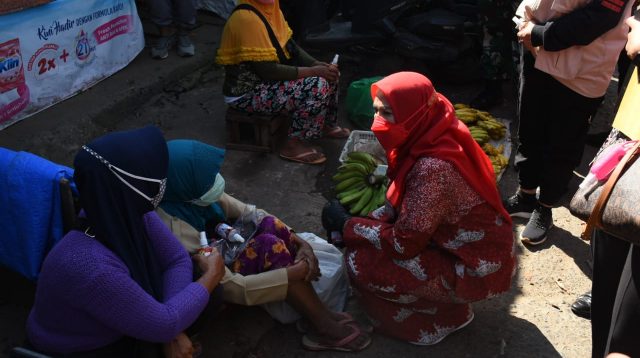 PROKES. Walikota Bandarlampung, Eva Dwiana turun langsung ke pasar untuk mensosialisasikan Prokes sekaligus membagikan masker dan handsanitizer kepada pedagang di Pasar Pasir Gintung, Jumat (23/4). FOTO. DOK