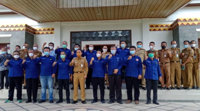 FOTO BERSAMA. Bupati Waykanan, Raden Adipati saat berfoto bersama dengan tim Unila.