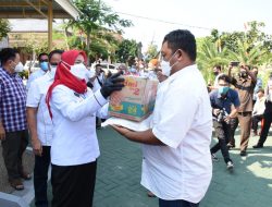 Walikota Eva Dwiana Menyerahkan 1000 Paket Sembako Dari Panguyuban Vila Citra Dan PSMTI
