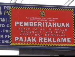 Pemkot Tempel Sticker Penunggak Pajak Reklame