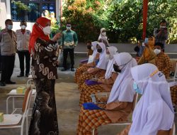 Walikota Eva Dwiana Pantau Kegiatan Vaksinasi Sekolah