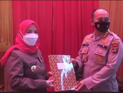 Walikota Eva Dwiana Hibahkan Tanah dan Bangunan Mapolsek Telukbetung Timur