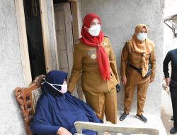 Walikota Eva Dwiana Tinjau Pembangunan Bedah Rumah Swadaya