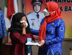 Bunda Eva Dwiana Berikan Bantuan 10 Juta Kepada Keluarga Korban Rumah Roboh