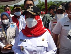 Walikota Eva Dwiana Salurkan Insentif RT