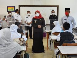 Walikota Eva Dwiana Tinjau Hari Pertama PTM di Sekolah