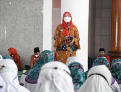 Walikota Eva  Dwiana Minta Jemaah Haji Selalu Koordinasi Dengan Pembimbingnya