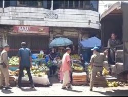 Satpol PP Tertibkan Pedagang di Pasar Pasir Gintung Perlancar Lalin