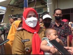 Walikota Eva Dwiana Lihat Bayi Pengidap Hirschsprung dan Beri Bantuan 10 juta