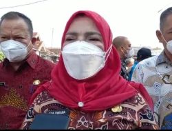 Walikota Eva Dwiana Berikan Bantuan Korban Kebakaran di Kota Karang yang Hanguskan 24 Bedeng