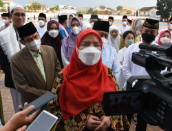 Walikota Eva Dwiana dan OPD Laksanakan Solat IED di Lapangan Way Dadi