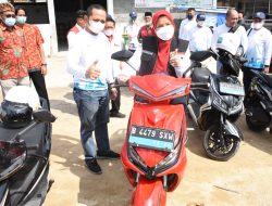 Bunda Eva Meresmikan Pulau Tertib listrik dan Komunitas Kendaraan Listrik Lampung Electric Vehichles (LEV)