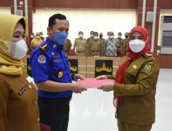 Pemkot Menyerahkan 670 Petikan Pangkat PNS