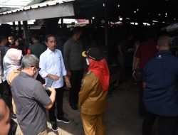 Walikota Eva Dwiana Dampingi Presiden Jokowi Menyerahkan Bantuan Dipasar Pasir Gintung