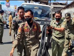 Disperkim Dan Sat Pol PP Bandarlampung Melakukan Penertiban Kabel Provider