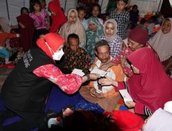 Walikota Eva Dwiana Serahkan Langsung Bantuan 500 juta Pada Korban Gempa Cianjur