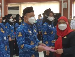 Walikota Eva Dwiana Menyerahkan Petikan 178 CPNS Menjadi PNS