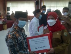 Walikota Eva Dwiana Membagikan Bantuan Oprasional 85 Ponpes