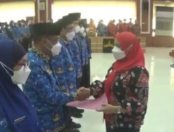 Walikota Eva Dwiana Menyerahkan Petikan Kenaikan Pangkat Kepada 764
