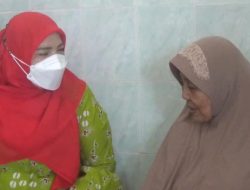 Walikota Eva Dwiana Berikan Bantuan Uang Tunai Kepada Korban Kebakaran
