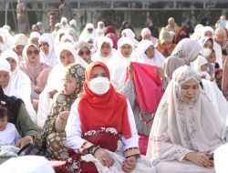 Walikota Eva Dwiana Sholat IED di Lapangan Way Dadi