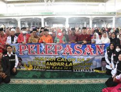 Walikota Eva Dwiana Melepas Jamaah Haji Bandarlampung