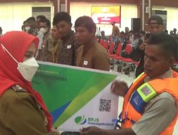 Pemkot Bandarlampung Menyerahkan Asuransi Kepada 1.192 Nelayan