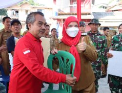 Walikota Eva Dwiana Serahkan Bantuan dari Jendral Dudung ke Warga Panjang