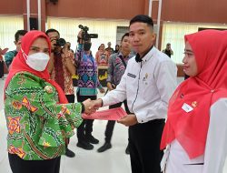 Walikota Eva Dwiana Memberikan 304 Petikan SK P3K